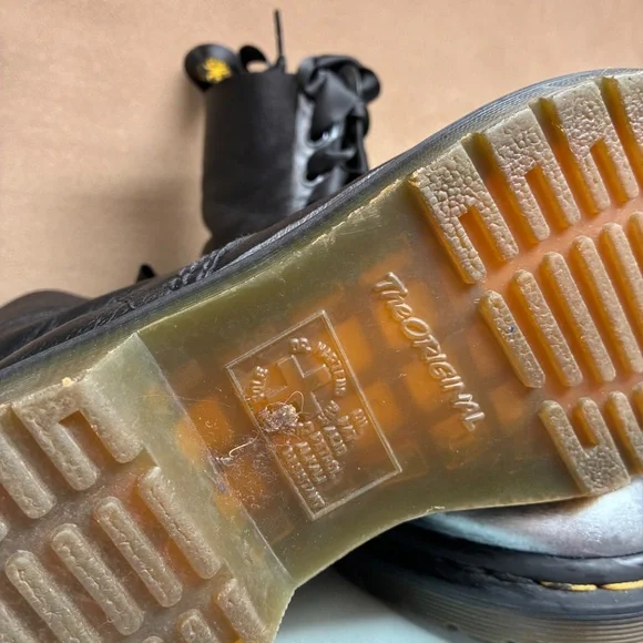 🖤 LUV @ 1ST SIGHT 🖤 Custom Hand Painted Doc Martens - Picture 5 of 10